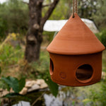 Vogelvoederhuisje van Terracotta – Handgemaakt – Natuurlijk & Decoratief – Ø 27 cm